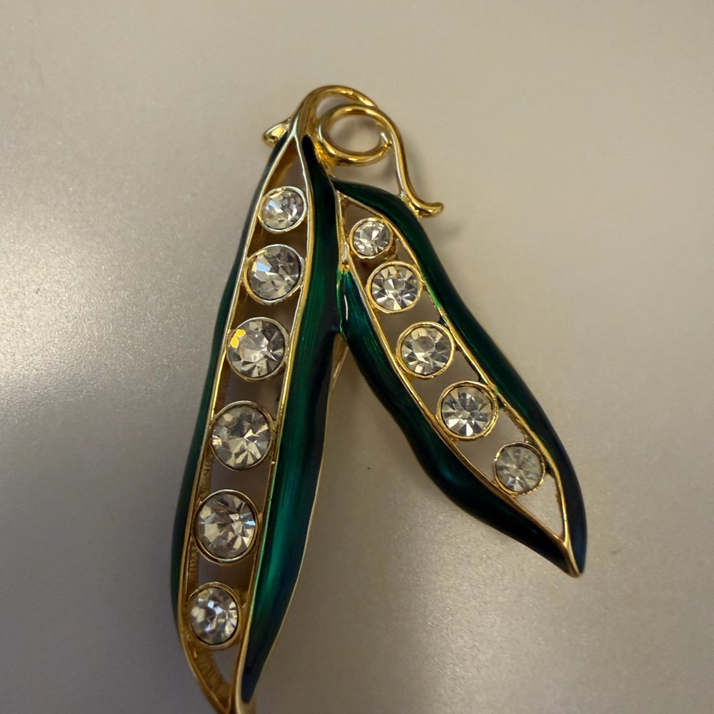 Elegant Monet Signed Green Pea Pod Brooch - Picture 3 of 7